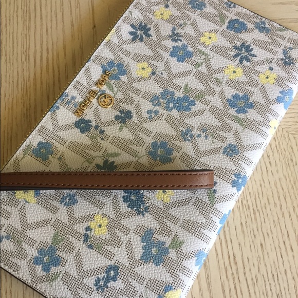 Michael Kors Vanilla, Luggage Clutch, Wristlet - Picture 5 of 12